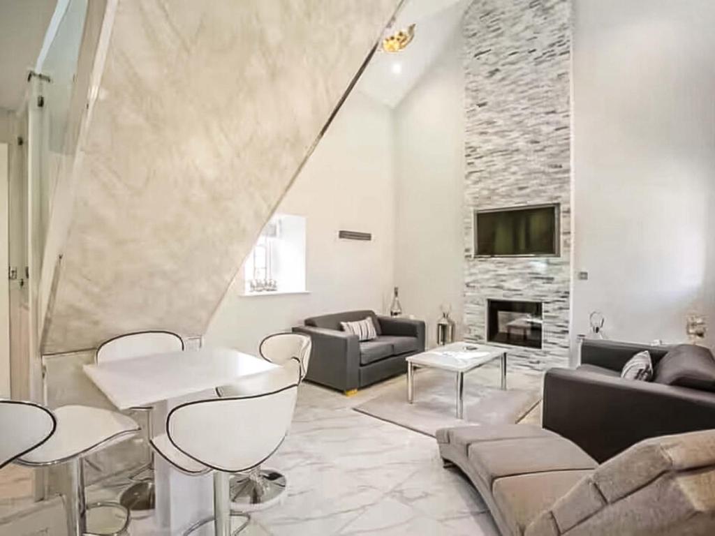 ein Wohnzimmer mit Couch und Kamin in der Unterkunft Barn Owl Cottage- Ukc6985 in Castleside