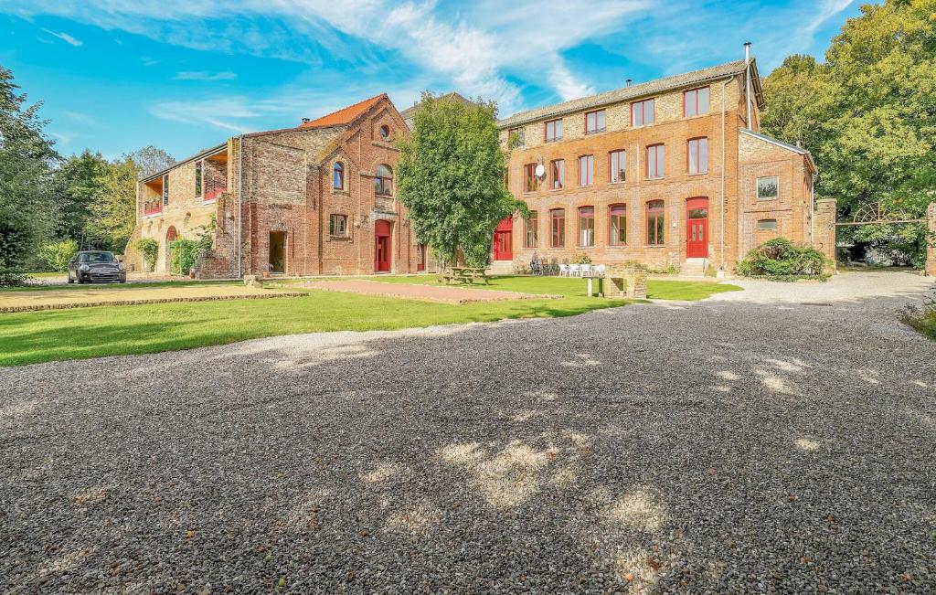 an empty road in front of a large brick building at 5 Bedroom Stunning Home In Quiestede in Quiestède