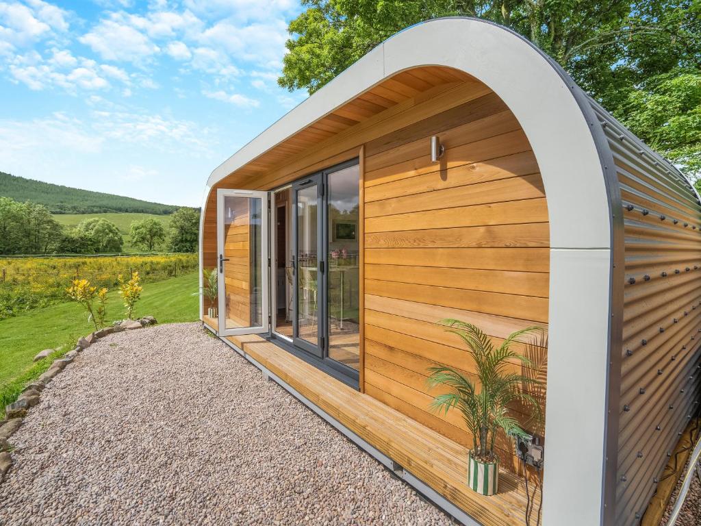 una casa circular con exterior de madera en Freedom Fields - Bluebell, en Straiton