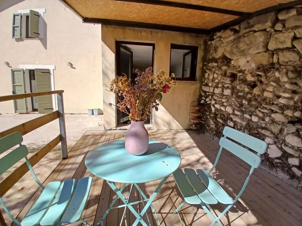 PianelloにあるTerrazzina sul fiumeの花瓶付きのデッキ(テーブル、椅子付)