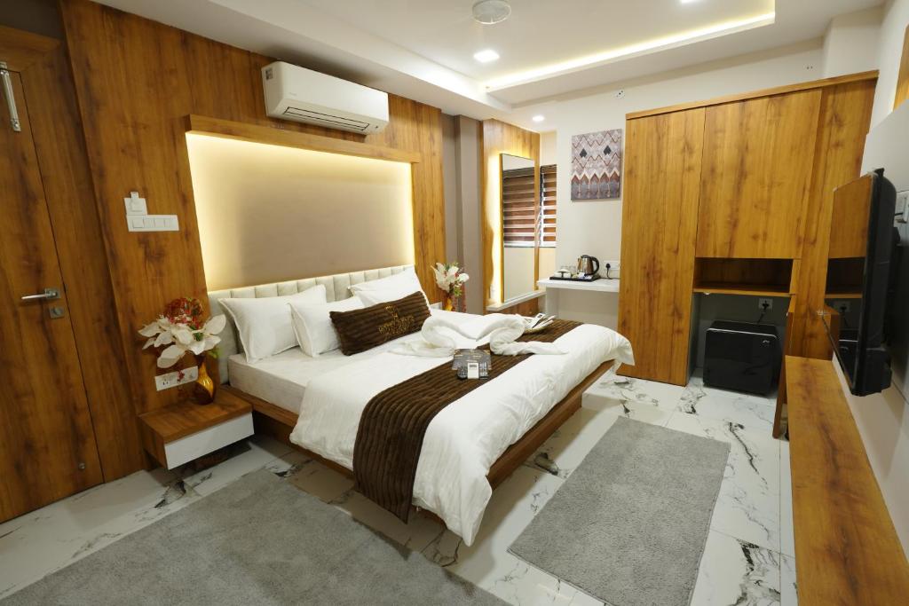 un dormitorio con una cama grande en una habitación en Hotel Deol's Paradise, en Indore