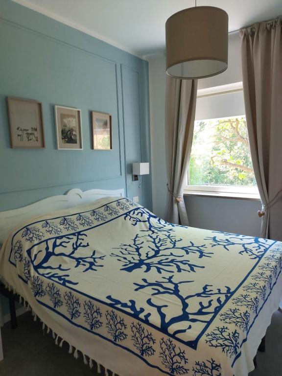 西斯蒂亚纳Paolo Guest House的卧室里有一张床，床上铺着蓝白相间的毯子