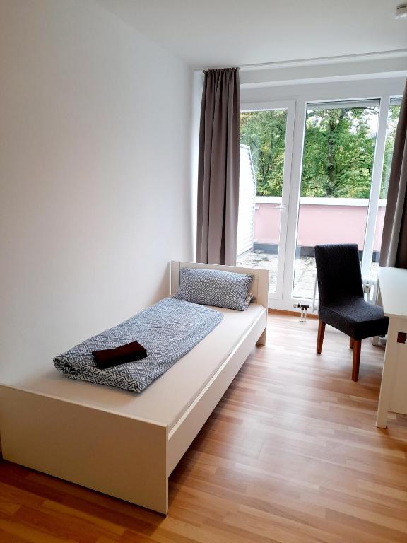 Una habitación blanca con una cama y una ventana en LauLe Apartment 2 Self Check in, en Passau