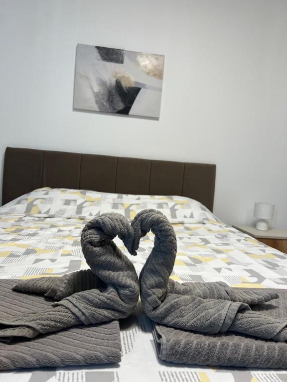 Dos serpientes formando un corazón en una cama. en LanDan Planet - free parking, en Niš