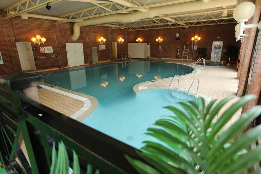 ein großes Schwimmbad in einem großen Gebäude in der Unterkunft Elegant caravan home in Hampshire, United Kingdom 6 guests 2 bedroom 3 beds 1 sofa bed 2bathrooms in Hayling Island