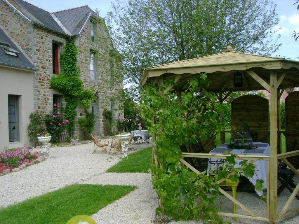 a gazebo in the yard of a house at La Porte Ouverte in Saint-Denoual