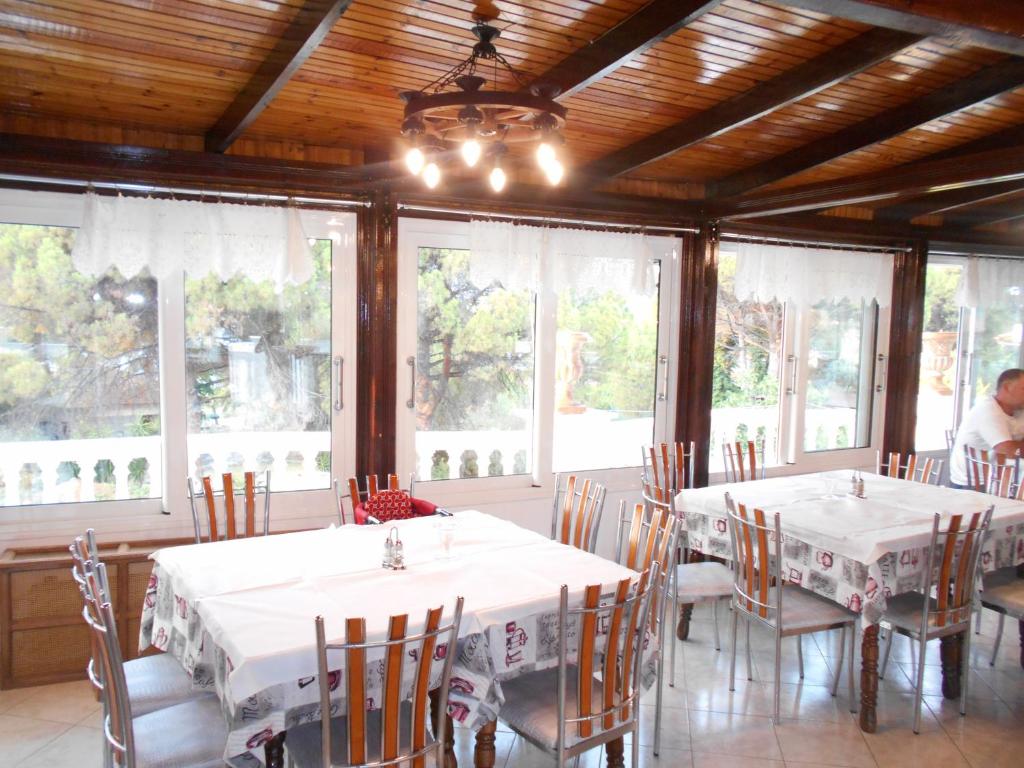 Restaurace v ubytování Diaporos Hotel