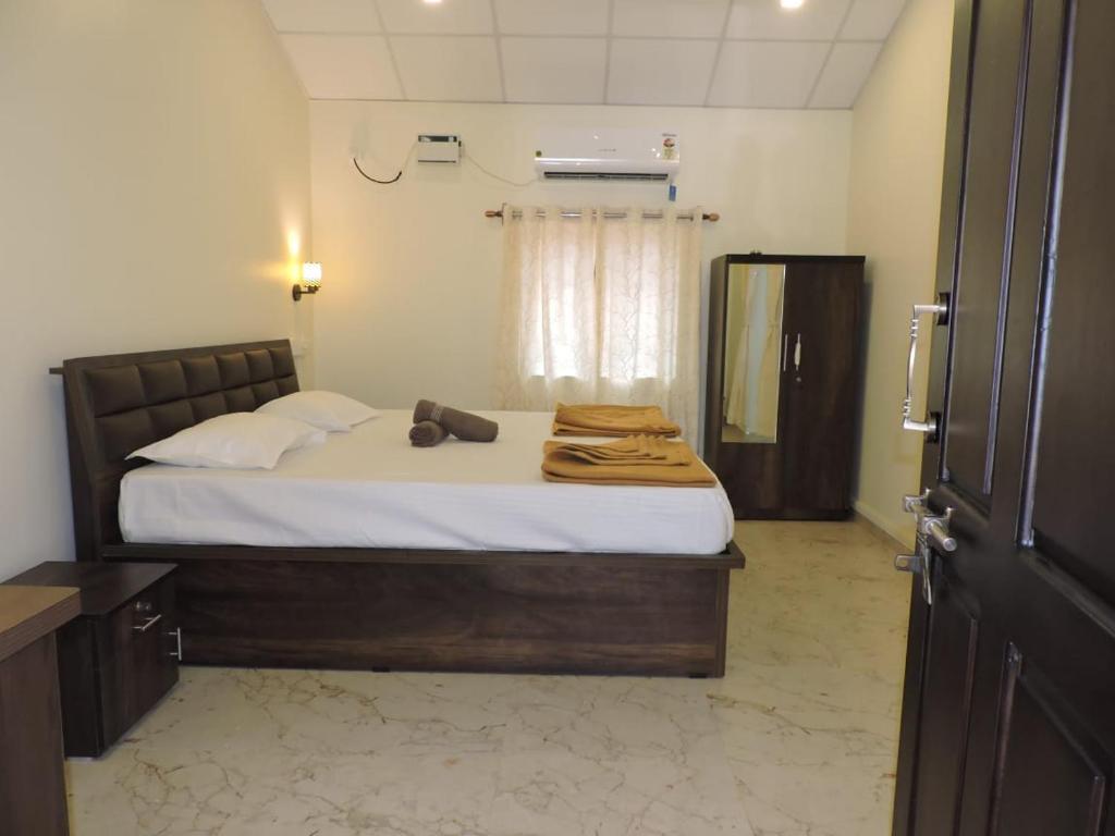 ColaにあるOne Side Loveのタオルが敷かれたベッドのある寝室