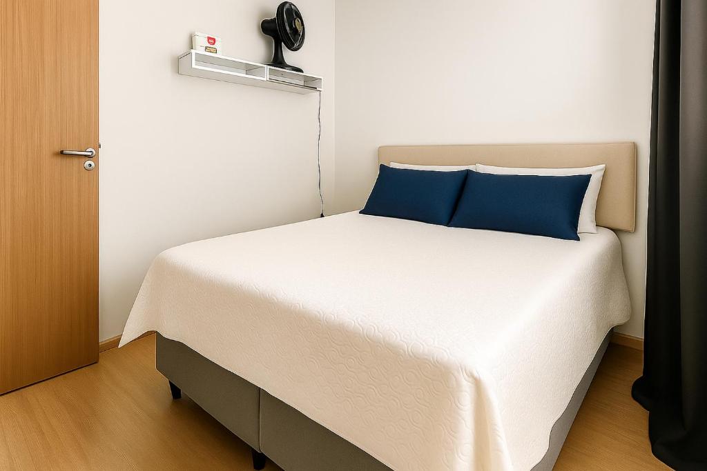 Ένα ή περισσότερα κρεβάτια σε δωμάτιο στο Quarto de Casal Próximo ao Shopping