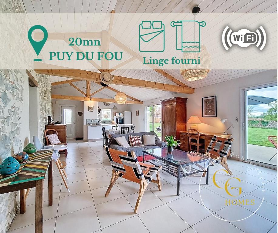 vista su un soggiorno con tavolo e sedie di Charme et confort en campagne, WIFI a Saint-Prouant