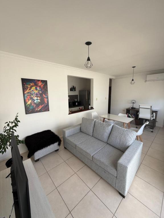 ein Wohnzimmer mit Sofa und Tisch in der Unterkunft Departamento Irigoyen in Santa Rosa