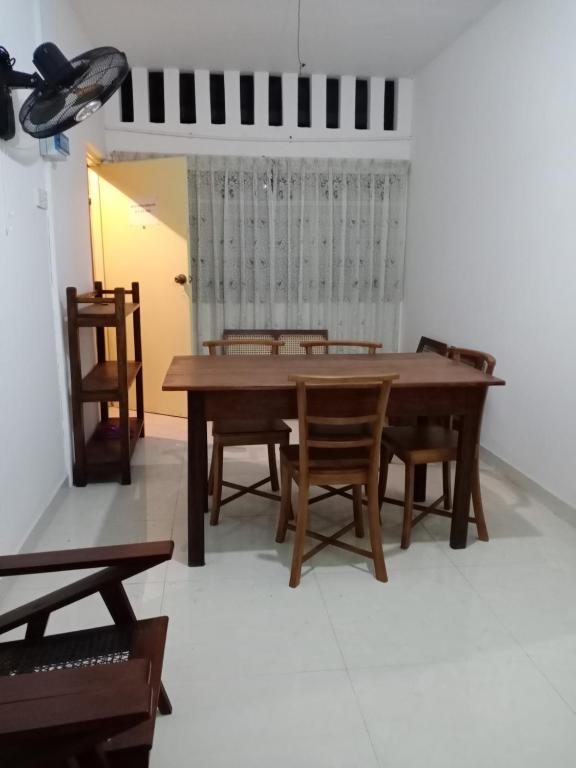 Un comedor con mesa y sillas de madera. en Two rooms apartment, en Moratuwa