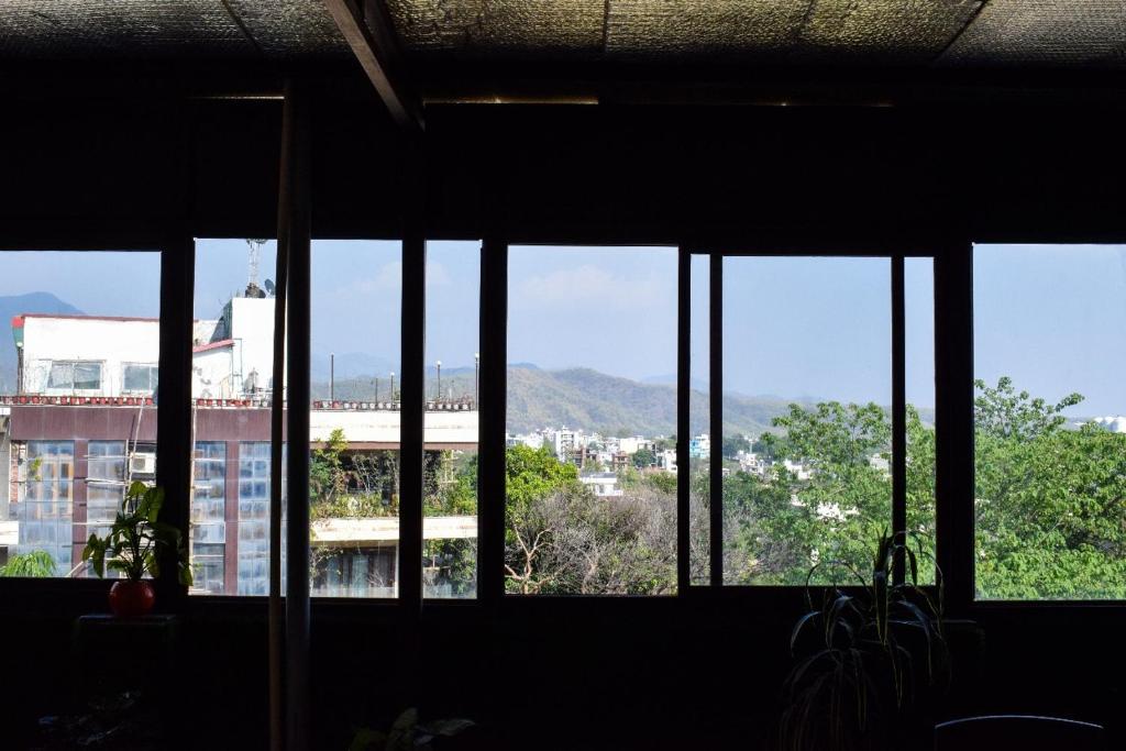 Nespecifikovaný výhled na hory nebo výhled na hory při pohledu z hotelu