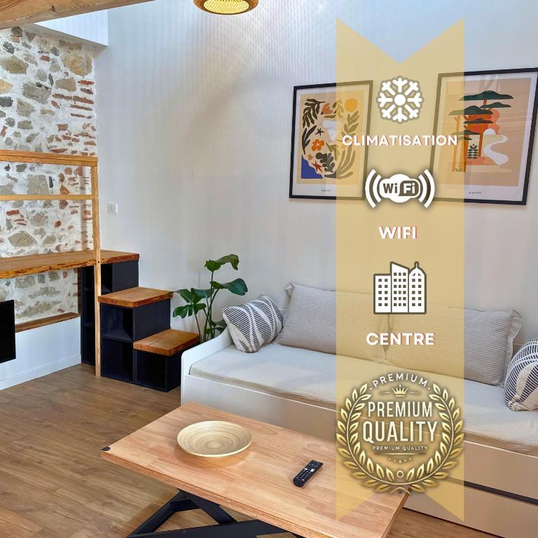 Cocon - Hyper Centre - Clim - Wifi في داكس: غرفة معيشة بها أريكة وطاولة