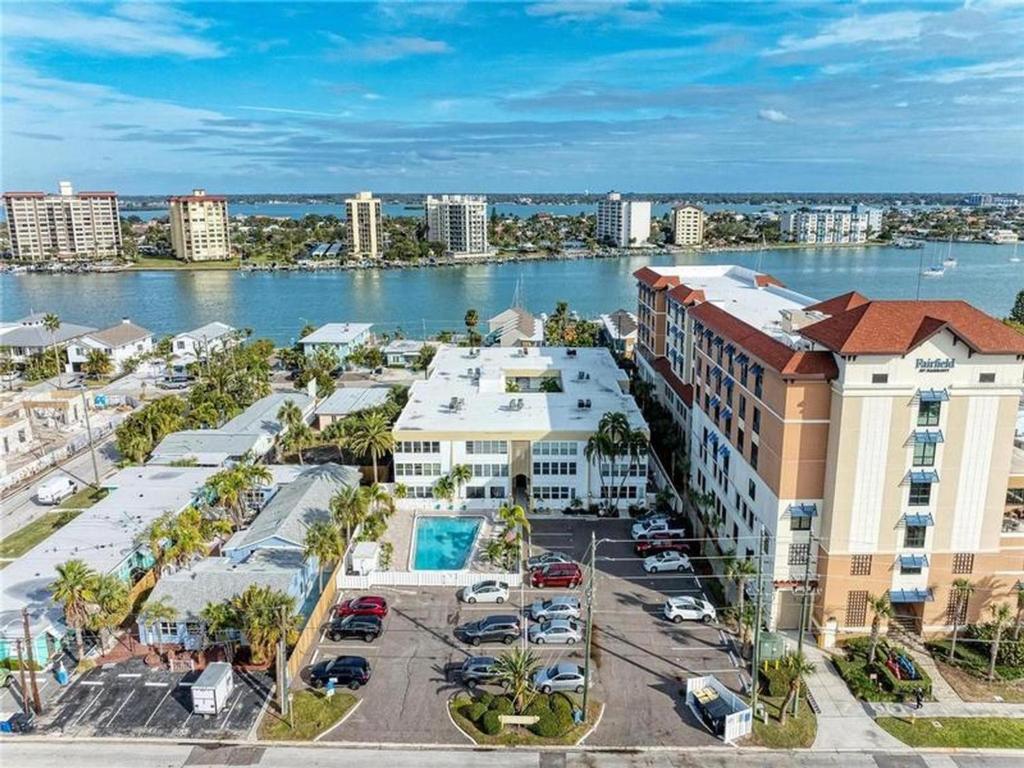- une vue aérienne sur un complexe avec une masse d'eau dans l'établissement Penthouse Shores 307, à Clearwater Beach