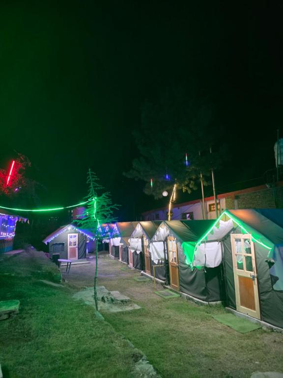 カソルにあるJalpa River Campの夜にはテントが一列に並ぶ
