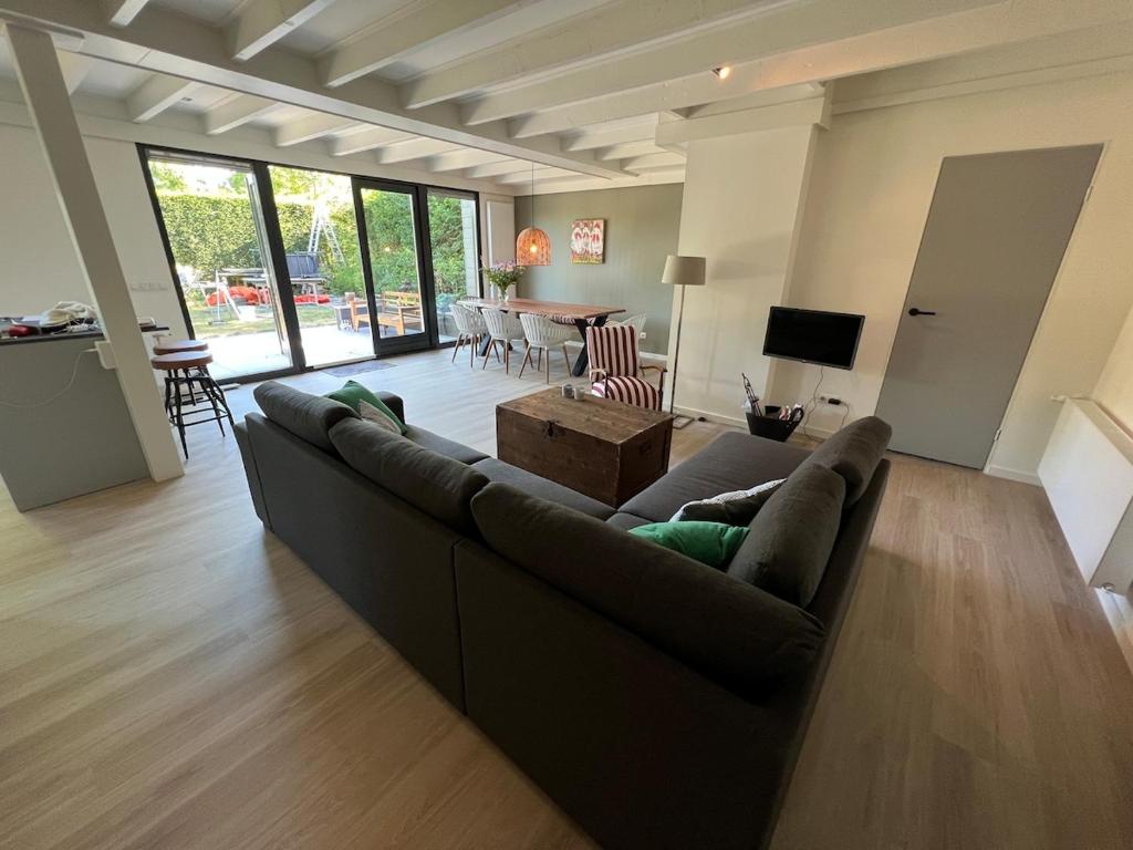 Posezení v ubytování Peace and quiet and green near the lake and the sea! 7 people