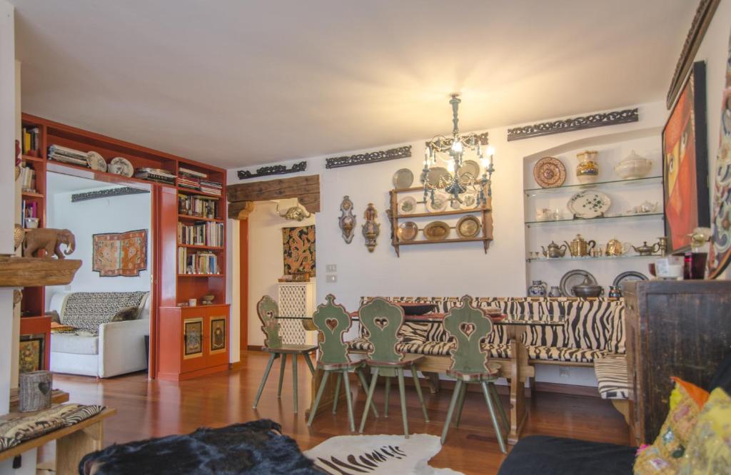 una stanza con un tavolo e delle sedie di 273 - Casa Cristallo a Cortina dʼAmpezzo