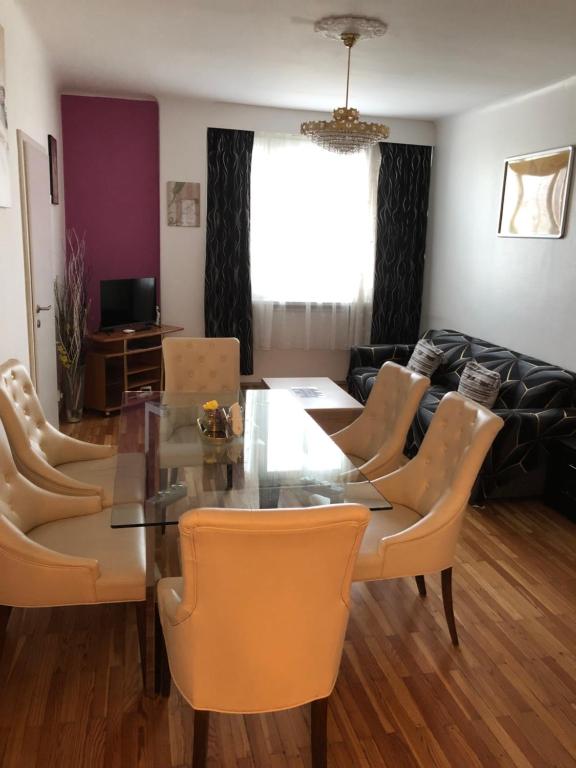 una sala da pranzo con tavolo e sedie in vetro di Apartment Domino a Vienna