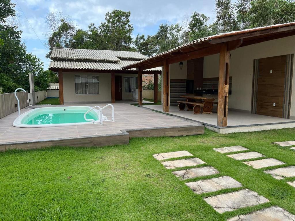 a backyard with a swimming pool and a house at Casa de Boneca in Prado