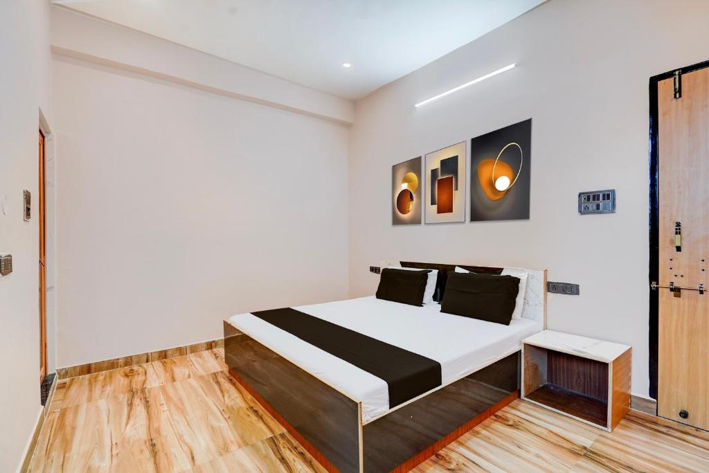 Ένα ή περισσότερα κρεβάτια σε δωμάτιο στο Hotel O Sairam Guest House