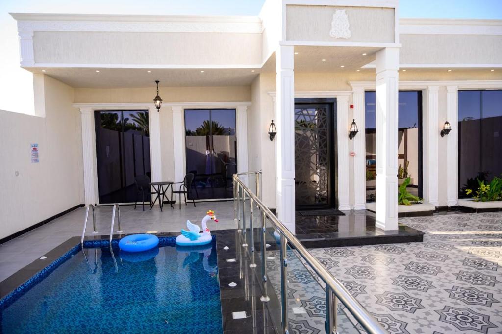 a swimming pool in the middle of a house at منتجع حياه رويال الطائف in Ash Shuwaybiţ