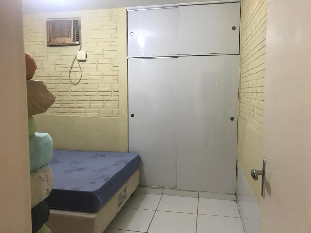 Un pequeño baño con ducha y un colchón azul. en Linda casa de Itamaraca, en Itamaracá