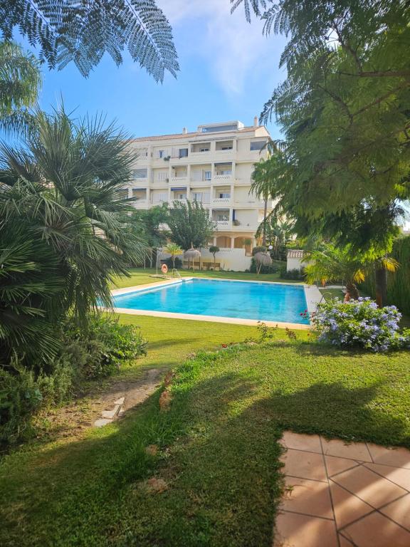 een zwembad voor een gebouw bij Saturno 1 Sea Views Los Alamos in Torremolinos