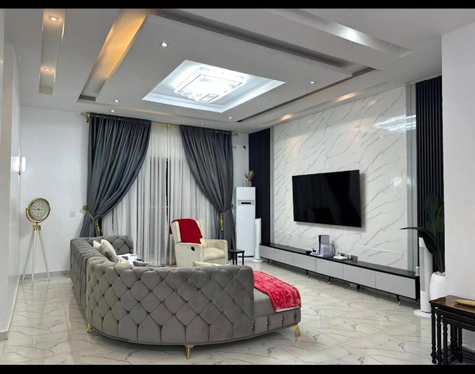 Μια τηλεόραση ή/και κέντρο ψυχαγωγίας στο Luxe Haven Apartment Stylish 3BR with PS5, Pool & Wi-Fi