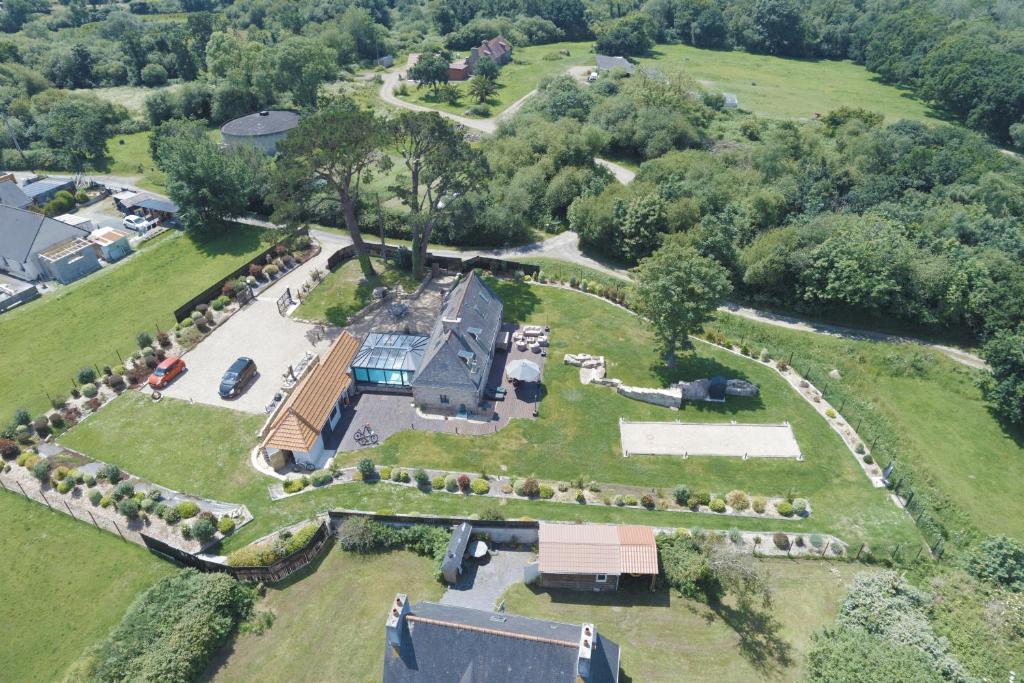 una vista aérea de una casa grande en un campo en Villa Saint Samson, en Trégastel