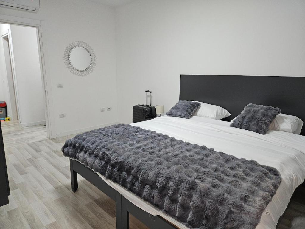 Postel nebo postele na pokoji v ubytování J&S Apartment in Tirana