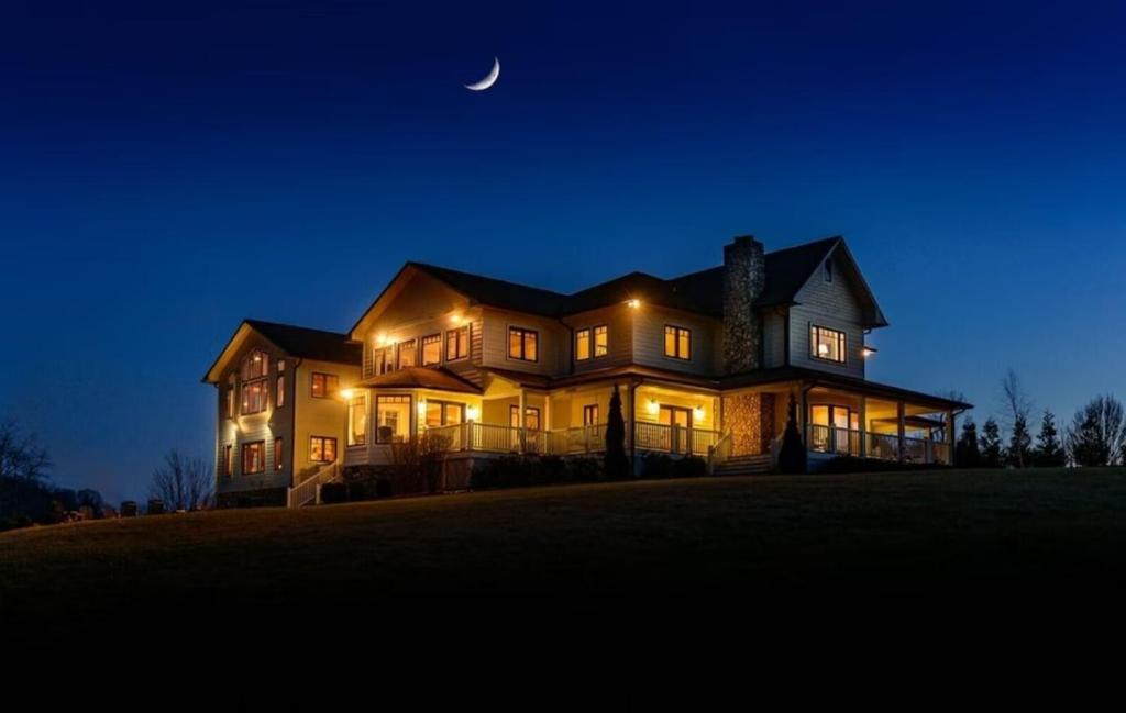 una casa de noche con una luna creciente en Sunnyside Farm, en Boone