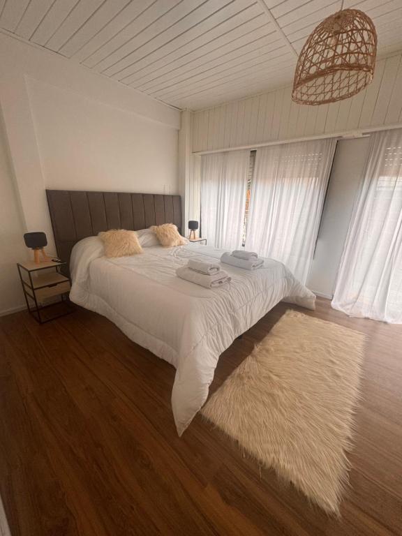 Giường trong phòng chung tại Dptos Rivadavia