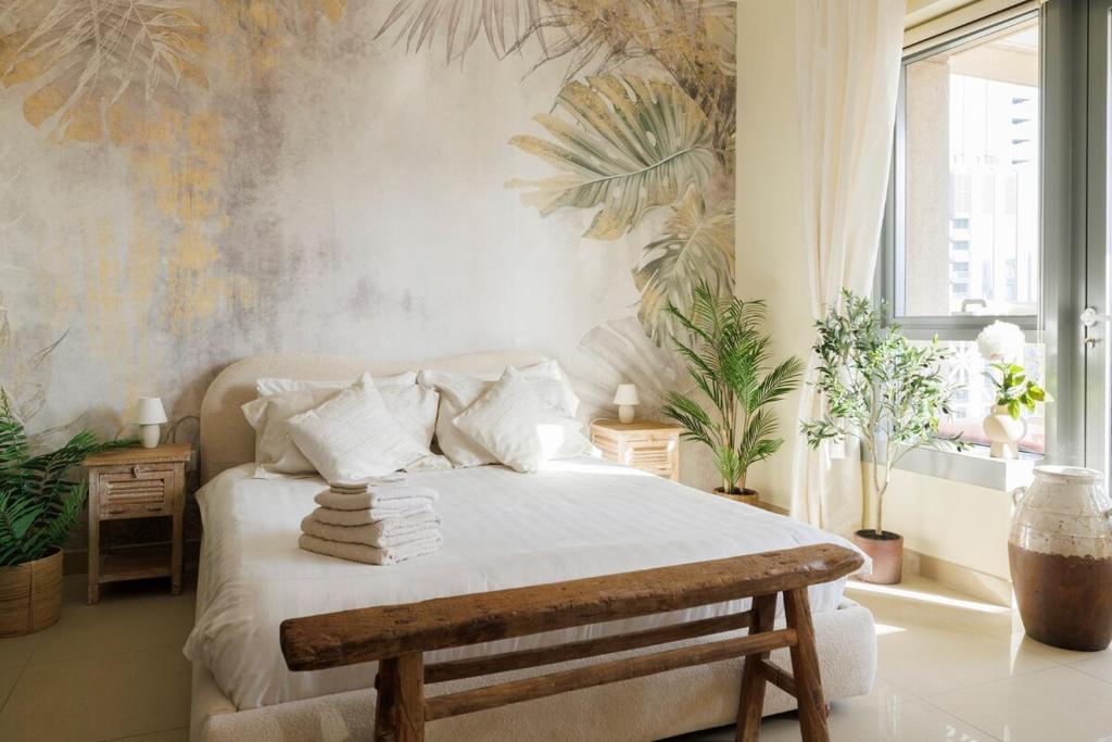 Una cama o camas en una habitación de Elegant Studio in heart of downtown