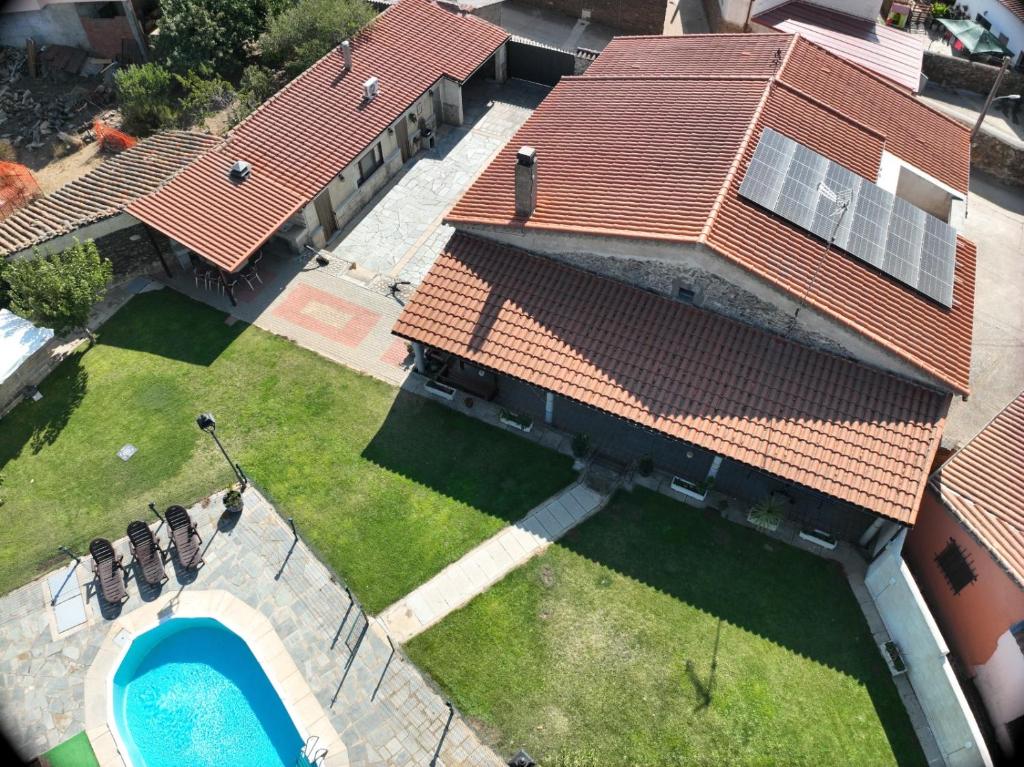 an overhead view of a house with a swimming pool at El Almendro del Cura in Villarmayor