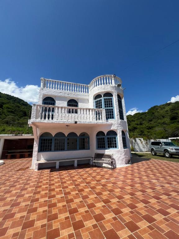 Tòa nhà nơi biệt thự tọa lạc