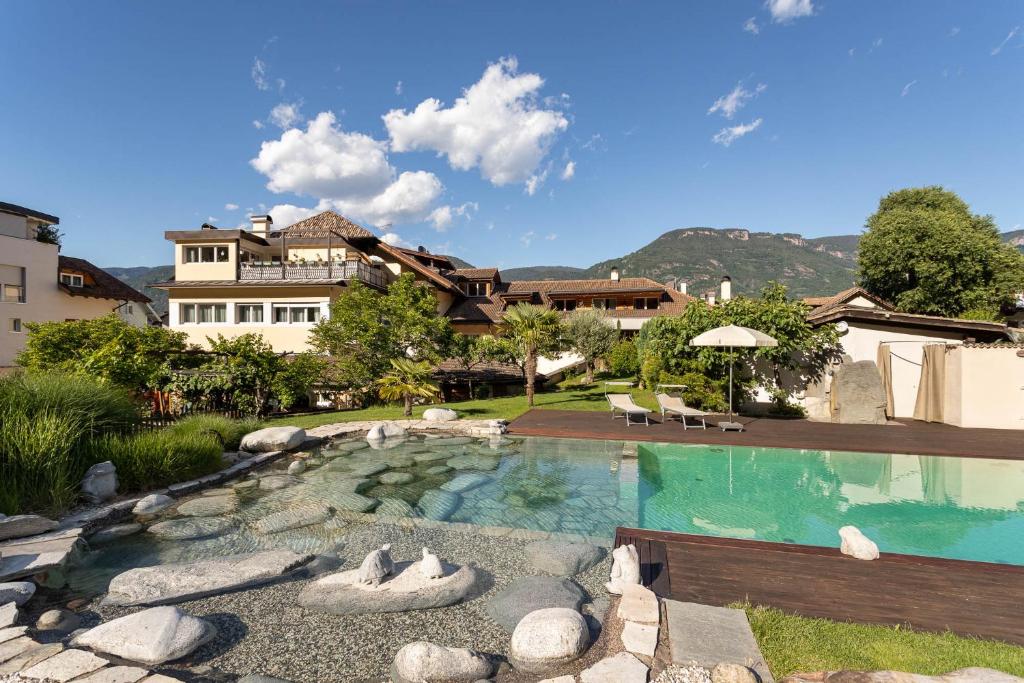 ナッレスにあるKreuzwegerhof Nals Historischer Gutshof, Apartments zw Meran und Bozen Südtirol, Naturpool, zentrale Lageの家のある庭の大きなスイミングプール