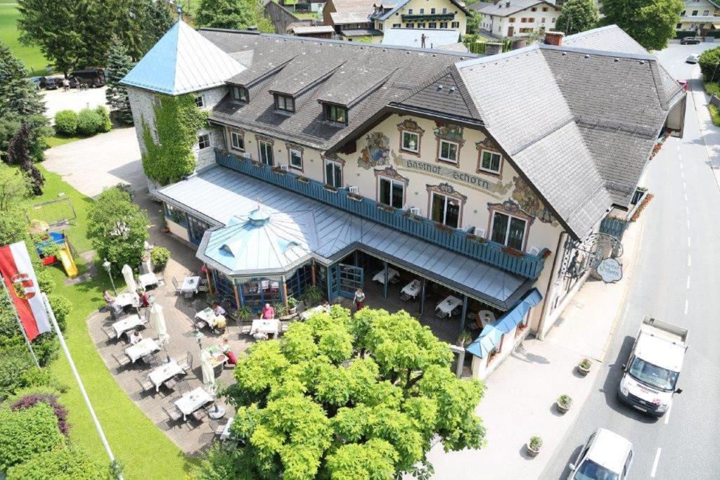 una vista aérea de un edificio con restaurante en Gasthof Schorn en Sankt Leonhard
