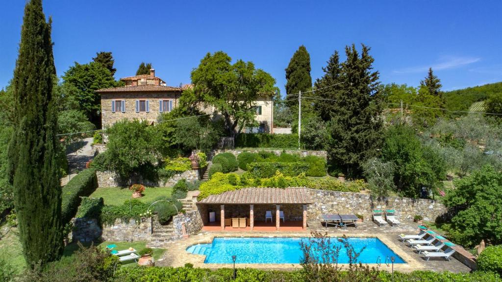 ein Grundstück mit Pool und Haus in der Unterkunft Casanovina in Castellina in Chianti