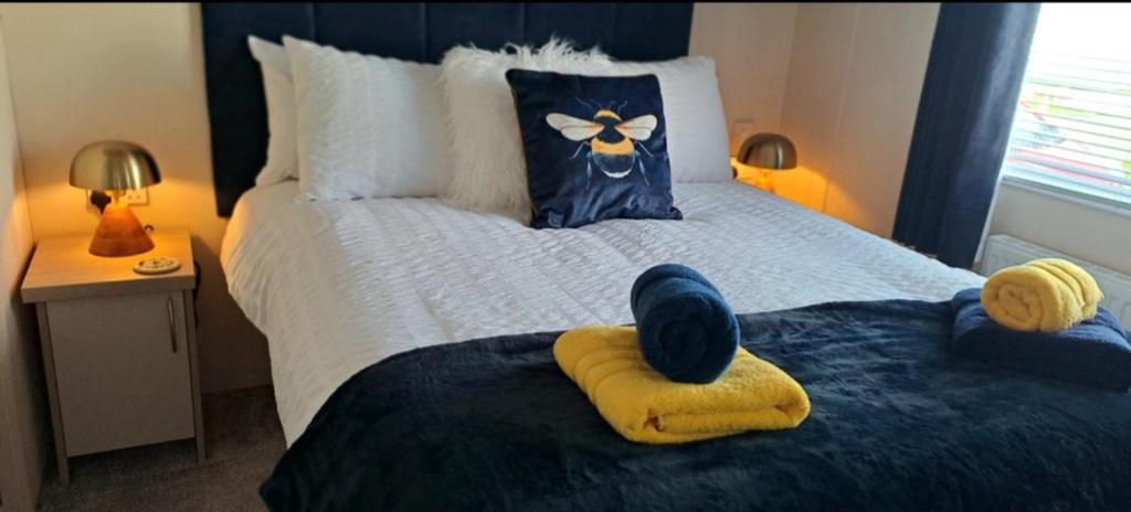 ein Schlafzimmer mit einem Bett mit Handtüchern darauf in der Unterkunft Blue Lagoon Holiday ,Bude 79 in Cubert