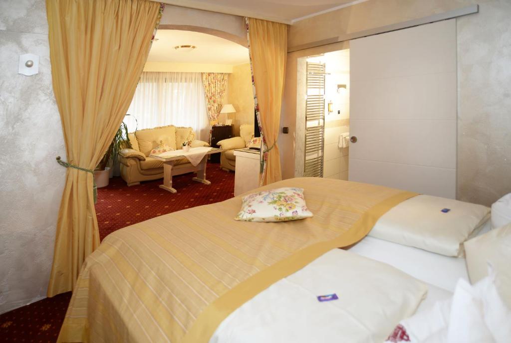 Postel nebo postele na pokoji v ubytování Hotel Krone Igelsberg