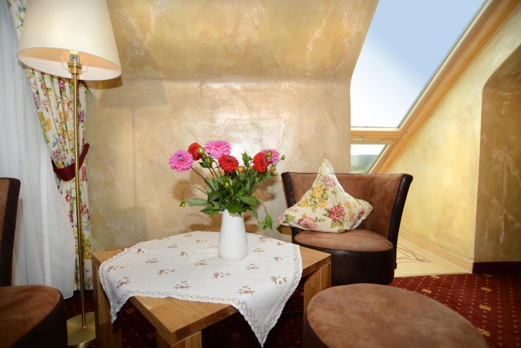 Posezení v ubytování Hotel Krone Igelsberg