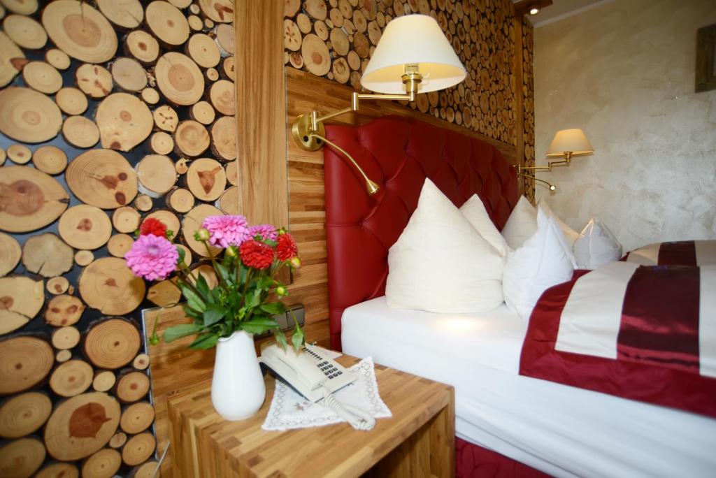 Postel nebo postele na pokoji v ubytování Hotel Krone Igelsberg