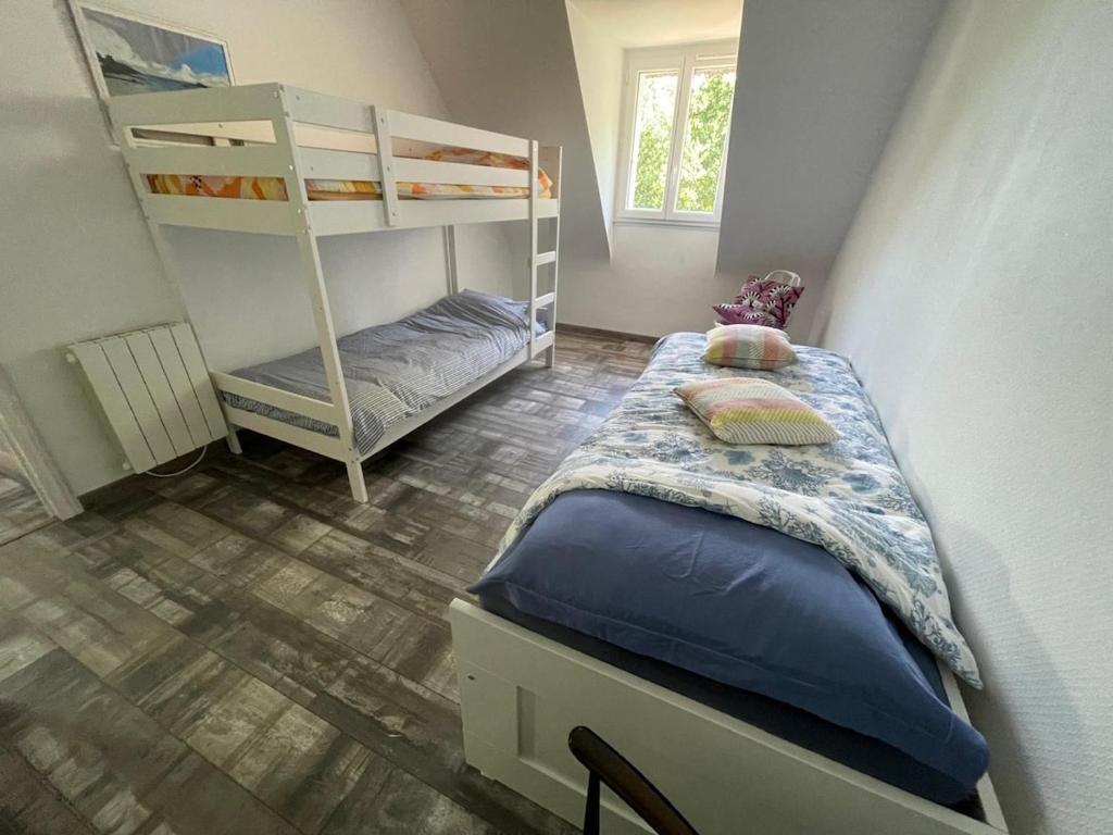 una camera con un letto a castello e una scala di Villa Maryl'Ys a Douarnenez