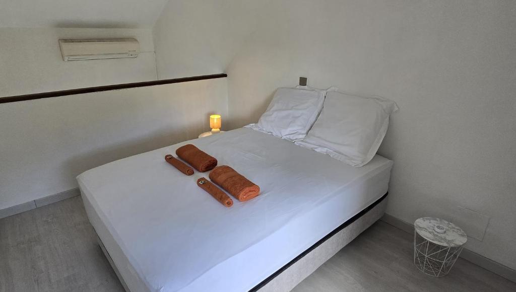 un petit lit blanc avec deux hot-dogs dessus dans l'établissement L'Ecrin - Duplex proche du CHU, à Saint-Denis