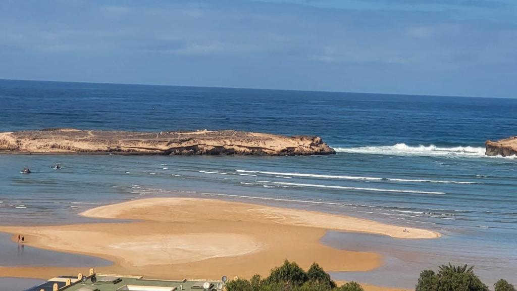 Duplex Ambre dans Jardins de la lagune Pour les familles في الوليدية: شاطئ فيه ناس تسبح في المحيط