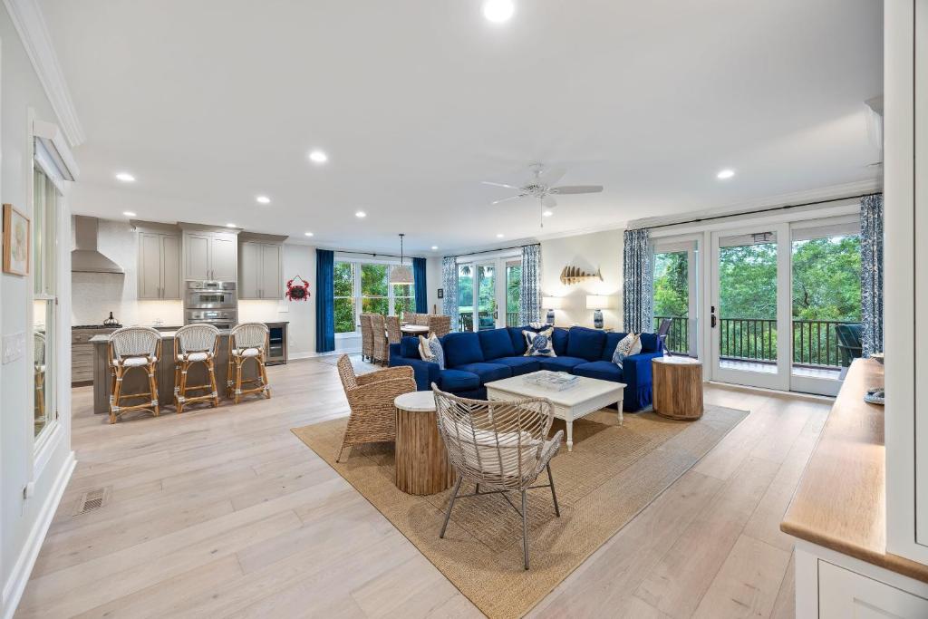 a living room with a blue couch and a kitchen at SM09: 9 Silver Moss in Kiawah Island