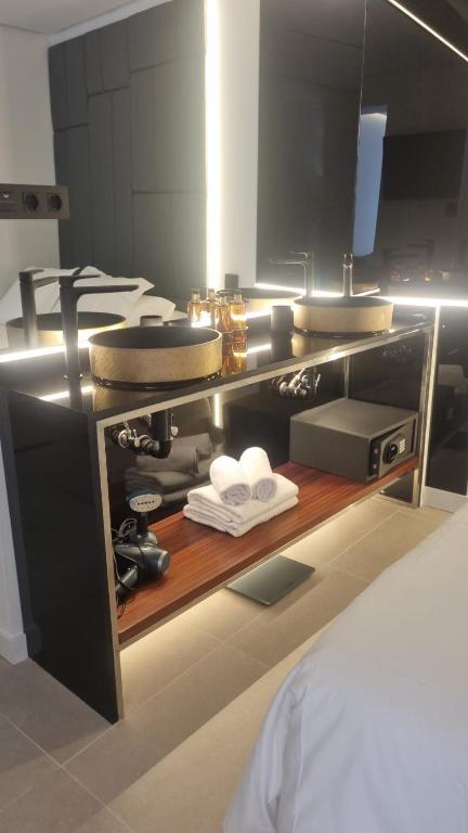 Una cocina con una encimera con platos encima. en Petit Suite, en Valle Gran Rey