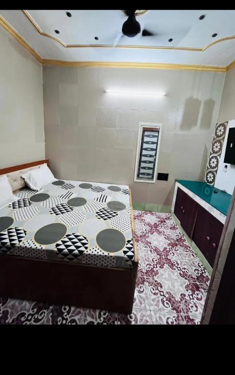 Postel nebo postele na pokoji v ubytování Yaduvanshi dham