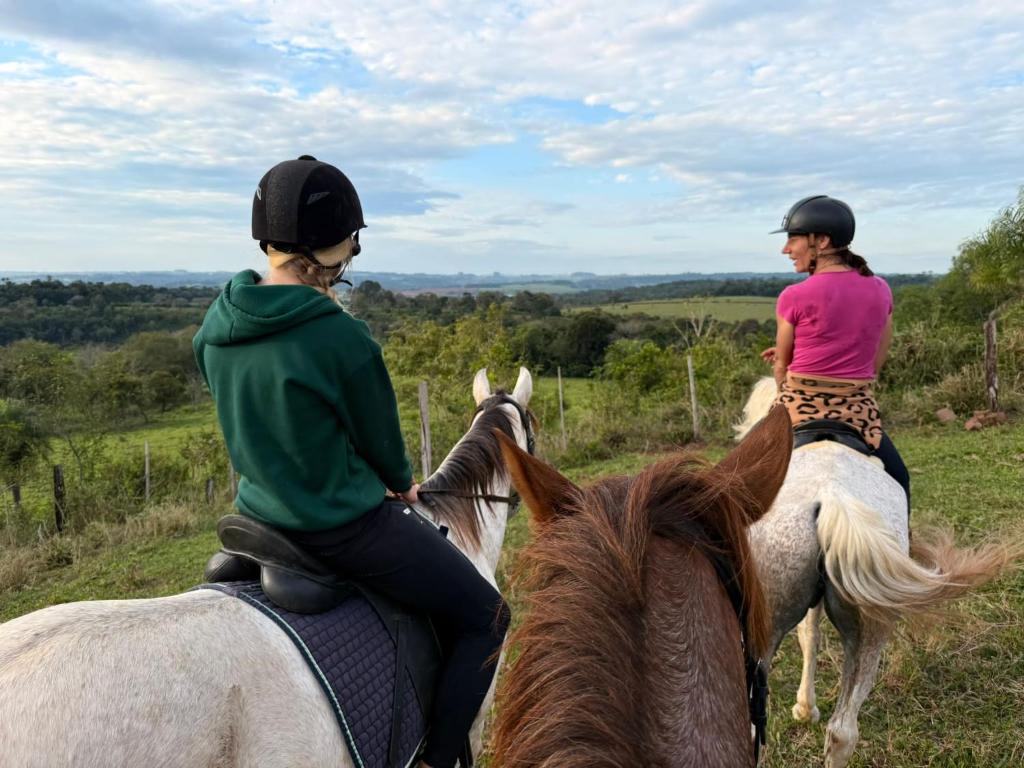 Estancia Estrella في Trinidad: شخصان يركبان الخيل في حقل